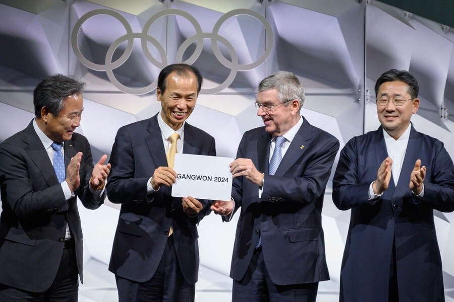 Starting from the left, Korean Sport and Olympic Committee President Lee Kee-heung, Gangwon Governor Choi Moon-soon, International Olympic Committee President Thomas Bach, and Minister of Culture, Sports and Tourism Park Yang-woo pose for a photo after the announcement of Gangwon Province as the host for the 2024 Winter Youth Olympics in Lausanne, Switzerland, on Jan. 10. (Yonhap News)