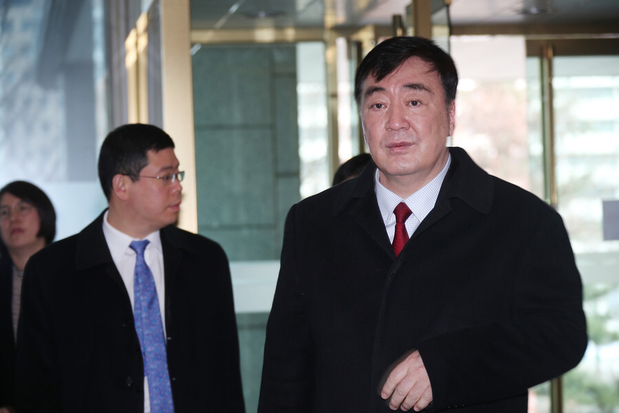 Chinese Ambassador to South Korea Xing Haiming enters the South Korean Ministry of Foreign Affairs in Seoul on Feb. 26. (Yonhap News)