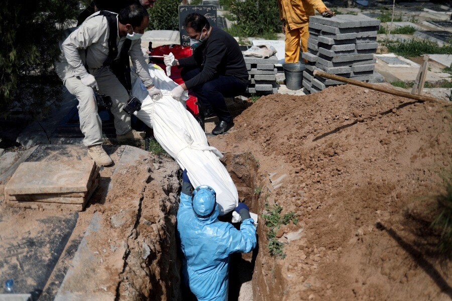 이란 테헤란에서 3월24일 코로나19로 희생된 언론인 압돌라 자비에의 주검이 땅에 묻히고 있다.