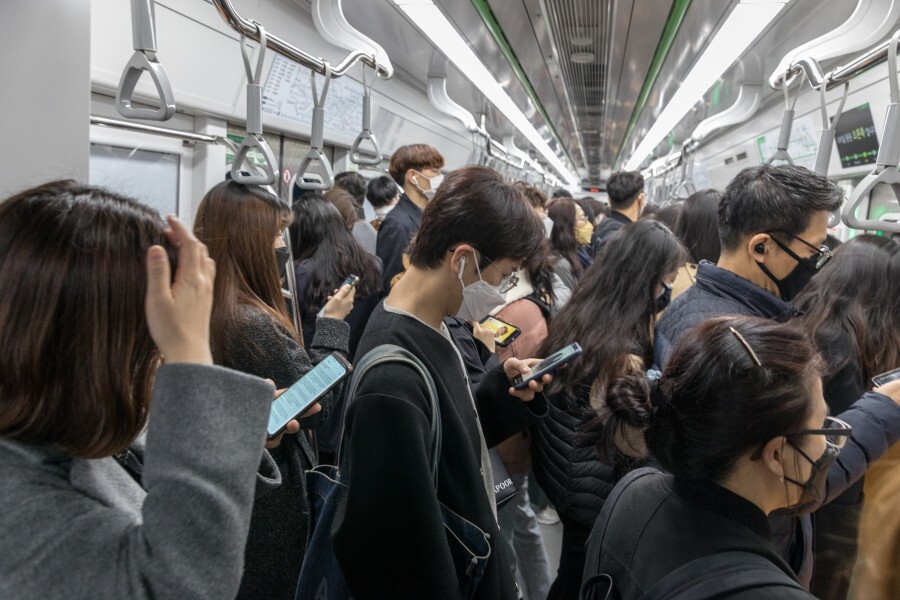 출근시간 전철 안은 여전히 비좁다.