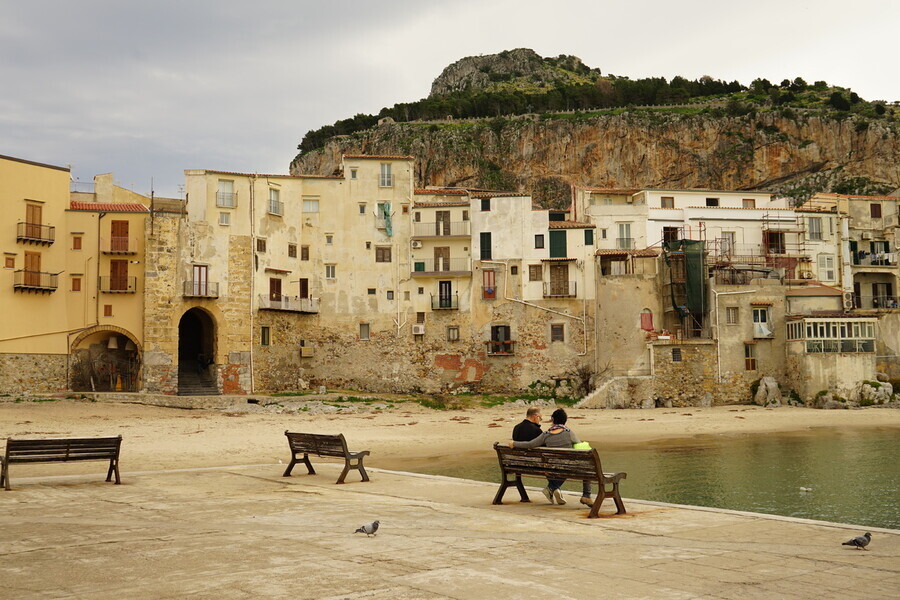 The city of Cefalu in Sicily, Italy (provided by Kim Min-cheol)
