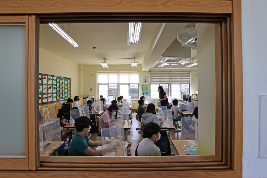 초등학교 대면수업이 확대된 9월6일 서울 강북구 번동초 교실에서 학생들이 수업을 듣고 있다. 공동취재사진