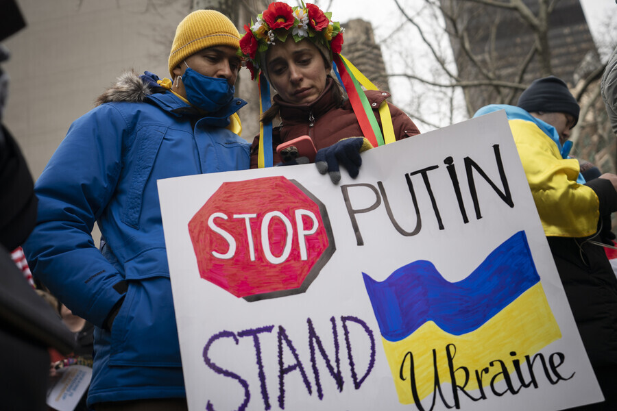 Protesters in New York hold up a sign calling for an end to Russian aggression in Ukraine on Thursday (local time). (AP/Yonhap News)