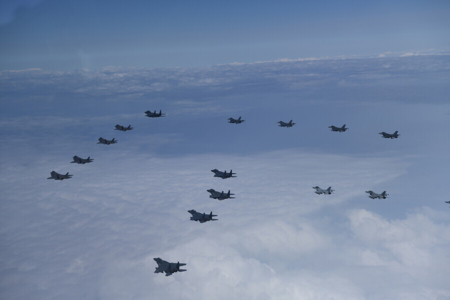 Fighter jets in the US and South Korean air forces fly in formation on June 7 in a show of force to North Korea. (provided by the Joint Chiefs)