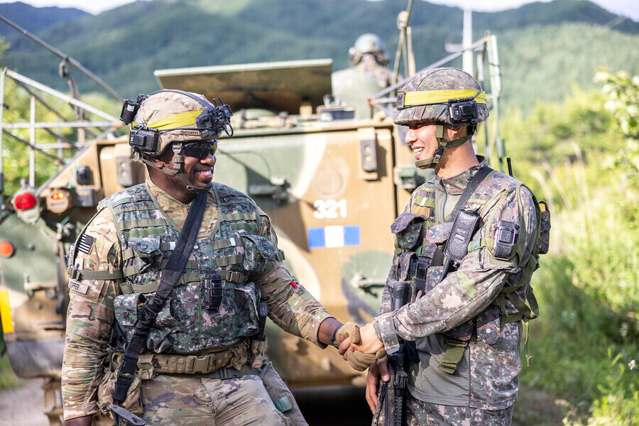 Officers from Korea and the US taking part in July’s joint exercises at the Korea Combat Training Center shake hands. (courtesy ROK Army)