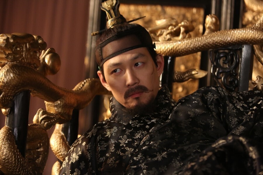 Lee Jung-jae appeared in “The Face Reader” as Prince Suyang. (courtesy Showbox)
