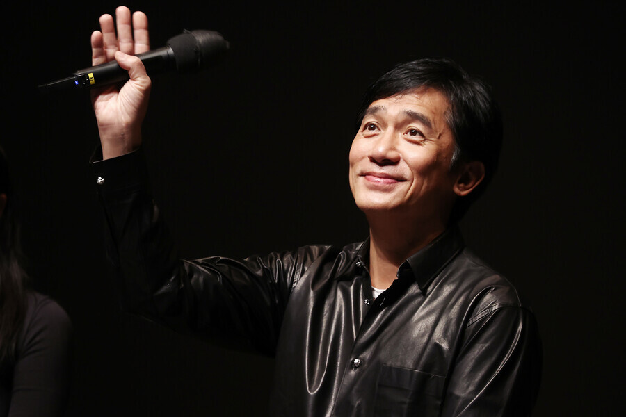 Leung waves to the audience at a screening of the film “Infernal Affairs” at BIFF on Oct. 7. (Yonhap)