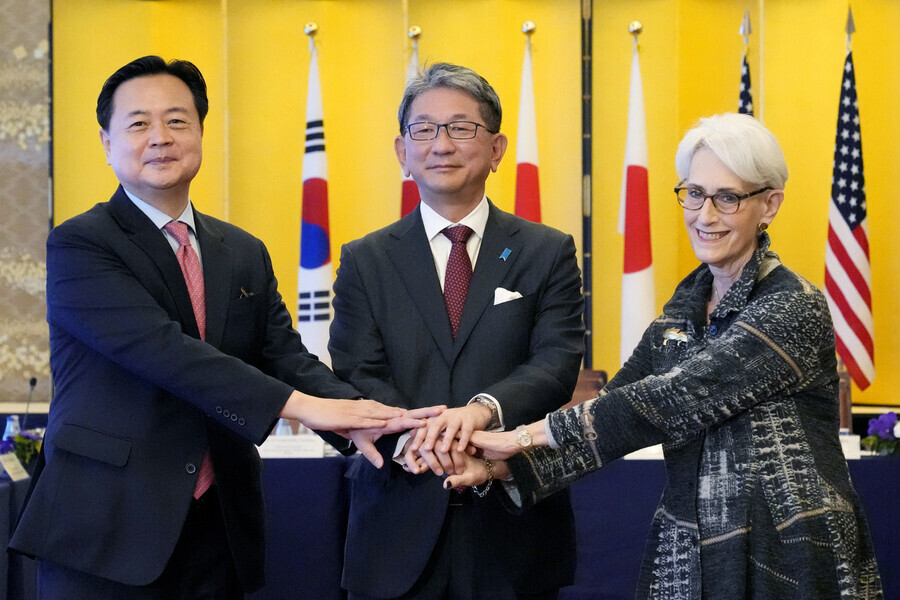 Cho Hyun-dong (left), the first vice foreign minister of Korea, stacks hands with US Deputy Secretary of State Wendy Sherman and Takeo Mori of Japan in Tokyo on Oct. 26. (AP/Yonhap)