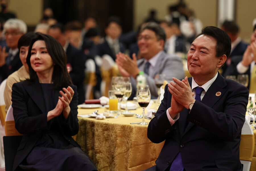 President Yoon Suk-yeol and first lady Kim Keon-hee attend a banquet for Korean compatriots in Phnom Penh, Cambodia, on Nov. 11. (Yonhap)