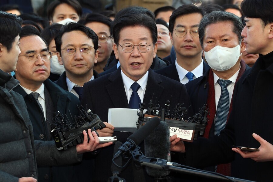 Lee Jae-myung, the leader of the Democratic Party of Korea, reads a statement as he appears outside the Suwon District Prosecutors’ Office in Seongnam on Jan. 10 for questioning regarding support funds to Seongnam FC. (pool photo)