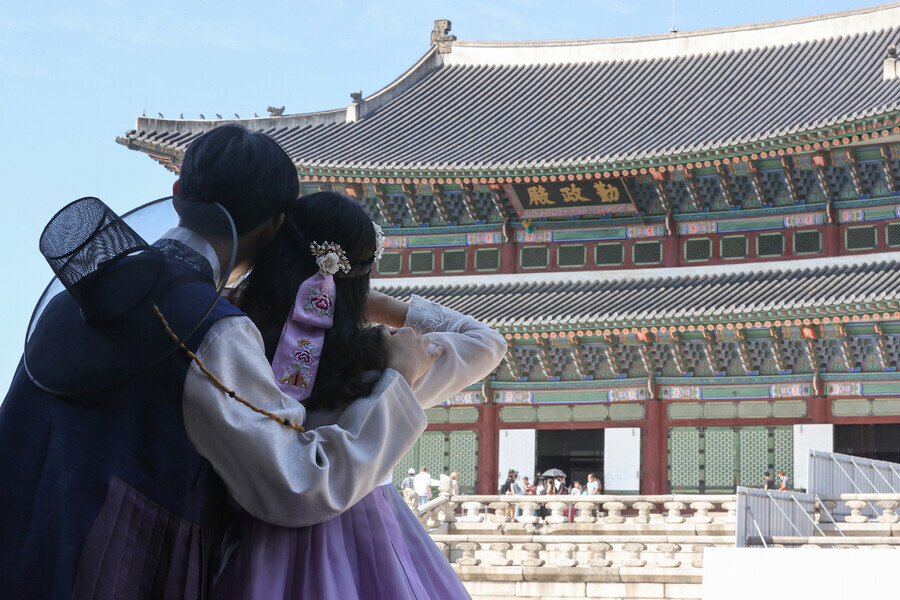 An engaged couple takes a photo outside of Gyeongbok Palace in Seoul. (Yonhap)