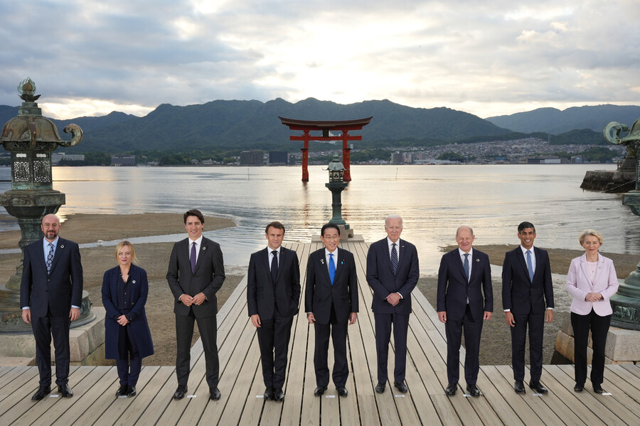 주요 7개국(G7) 정상들이 19일 일본 미야지마 섬에 있는 이쓰쿠시마 신사를 방문해 기념촬영하고 있다. 일본 총리 관저.