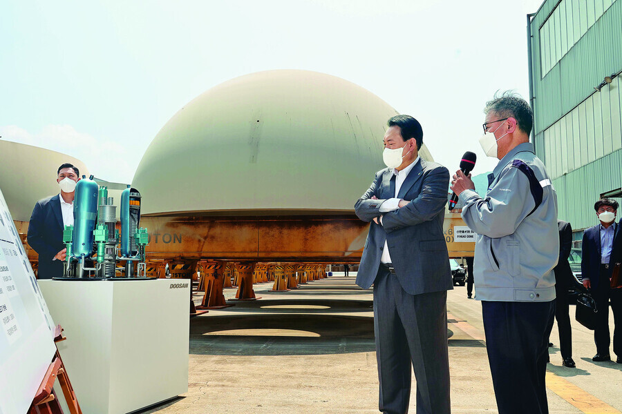 President Yoon Suk-yeol tours Doosan Enerbility in Changwon, South Gyeongsang Province, on June 22, 2022, where he listens to an explanation of the APR1400, known as the “Korean reactor.” (presidential office pool photo)