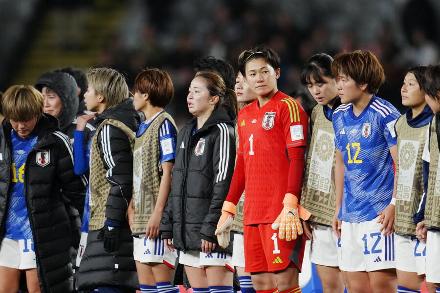 일본 여자축구 대표팀이 2023년 8월11일(한국시각) 뉴질랜드 오클랜드의 에덴파크에서 열린 ‘2023 오스트레일리아·뉴질랜드 여자월드컵’ 스웨덴과의 8강전에서 패한 뒤 관중석을 향해 인사하기 위해 서 있다. AP 연합뉴스