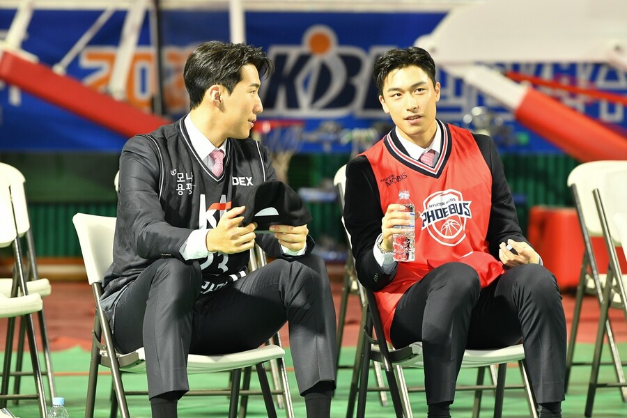 Park Moo-bin (à direita), que foi selecionado pelo Ulsan Hyundai Mobis como a segunda escolha na primeira rodada do Draft de Novatos do Basquete Profissional da Coreia (KBL) de 2023, conversa com Moon Jeong-hyun.  Fornecido pela KPL