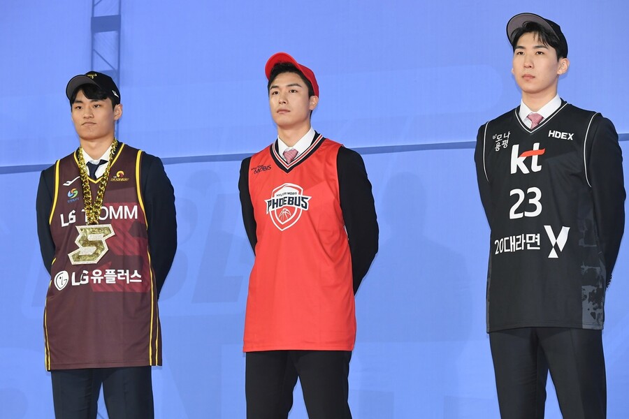 Yoo Ki-sang (à esquerda), que foi selecionado pela Changwon LG Corporation (LG) como a terceira escolha na primeira rodada do Draft Rookie do Korea Professional Basketball (KBL) de 2023, tira uma foto com Park Moo-bin (centro) e Lua Jeong-hyun.  Fornecido pela KPL