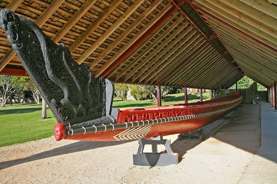 뉴질랜드 북섬의 ‘와이탕기 조약의 집’에 마오리족 전통 카누 ‘와카’가 전시돼 있다. 위키미디어 코먼스