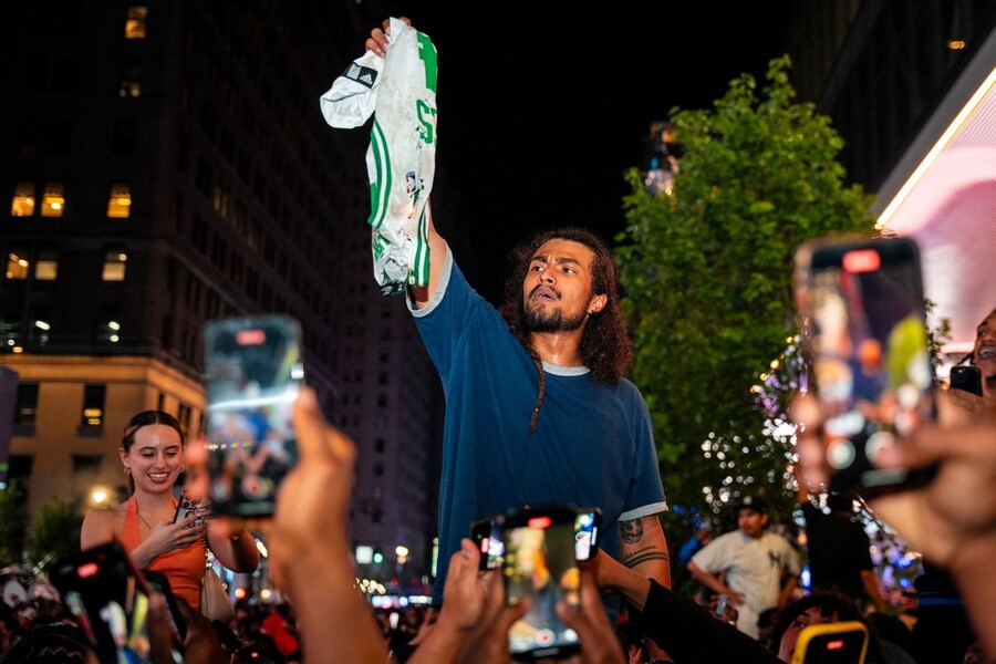 2025년 5월16일 뉴욕 닉스가 보스턴 셀틱스를 꺾고 2024~2025 미국프로농구 동부 콘퍼런스 결승 진출을 확정한 뒤 닉스 팬들이 승리를 자축하고 있다. AFP 연합뉴스