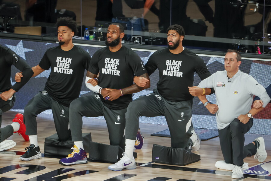 로스앤젤레스 레이커스 선수들이 2020년 8월10일 미국프로농구(NBA) 덴버 너기츠와의 경기 전 국가 연주 순서에 무릎 꿇기 자세를 취하고 있다. EPA 연합뉴스