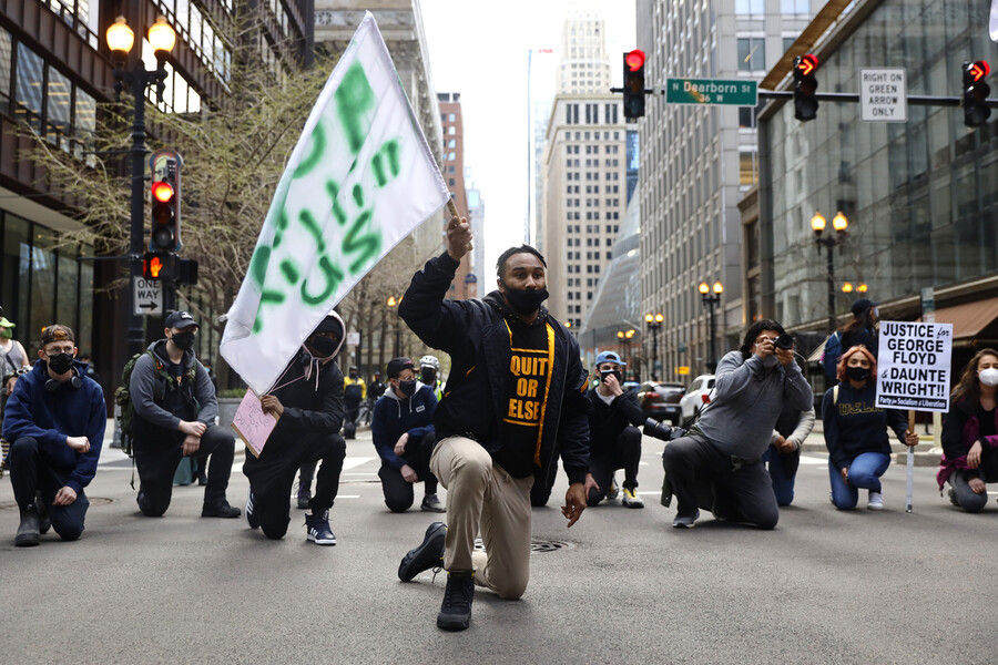 2021년 4월13일 ‘흑인의 생명은 소중하다’ 시위에 나선 시민들이 무릎 꿇기를 하고 있다. AP 연합뉴스