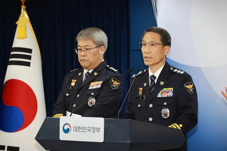 Acting National Police Agency Commissioner answering reporters' questions at a press briefing