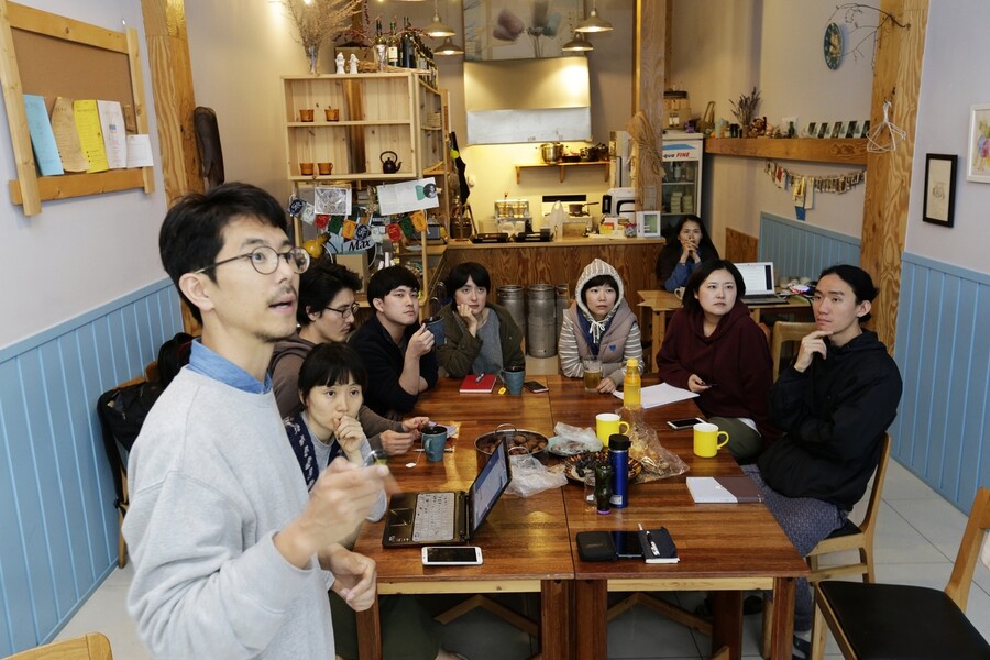  a neighborhood meeting for 13 members of single-person households who are residents of the Nosy Neighbors apartment complex in the Hongeun neighborhood of Seoul. (by Park Su-ji