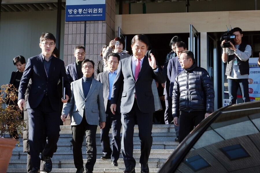 Lee Dong-kwan, leaves the government complex in Gwacheon after a ceremony marking his resignation as head of the Korea Communications Commission on Dec. 1, 2023. (Yonhap)