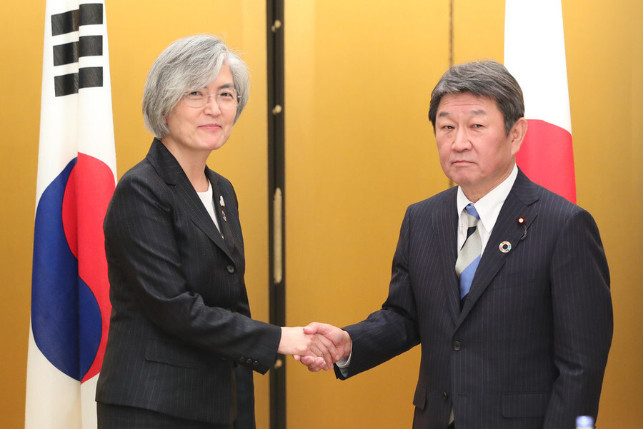 South Korean Foreign Minister Kang Kyung-wha and Japanese Foreign Minister Toshimitsu Motegi. (Yonhap News)
