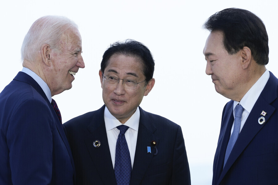 US President Joe Biden greets South Korean President Yoon Suk-yeol and Japanese Prime Minister Fumio Kishida on May 21 ahead of their trilateral summit on the sidelines of the Group of Seven summit in Hiroshima, Japan. (AP/Yonhap)
