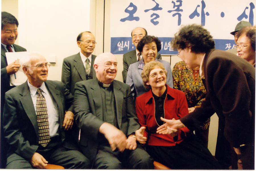 Reverend George Ogle (far left) and Father James Sinnott at an event commemorating South Korea’s democratization in 2002.