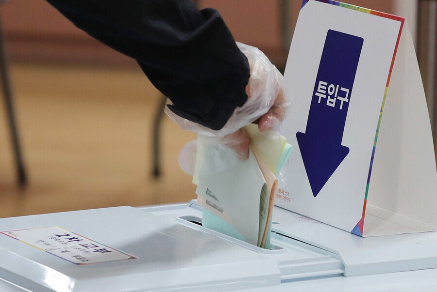 A voter slips their ballot into the ballot box at a polling station in Seoul on June 1, the date of South Korea’s eighth local elections. (Shin So-young/The Hankyoreh)
