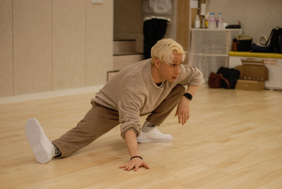 Jonah Aki warms up at a dance studio in Seoul’s Dongjak District on May 5. (courtesy of Amnesty International Korea)