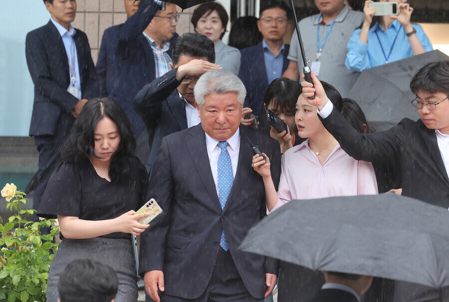 Kim Hong-il, the now-former head of the Korea Communications Commission, departs from the government complex in Gwacheon after his resignation ceremony on July 2, 2024. (Shin So-young/Hankyoreh)