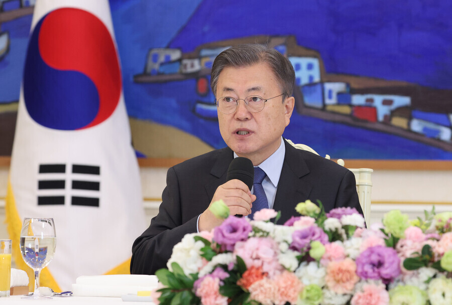 South Korean President Moon Jae-in speaks at a Thursday luncheon at the Blue House on youth issues. (Yonhap News)