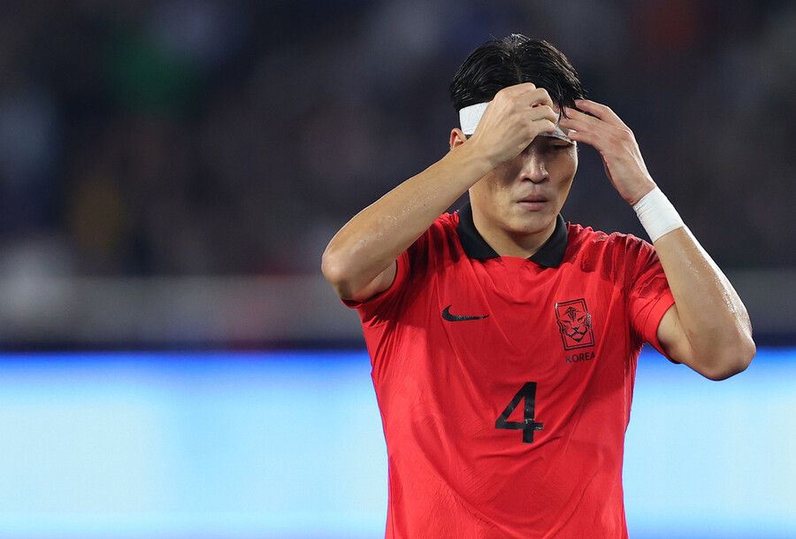 박진섭이 2023년 10월7일 항저우아시안게임 남자축구 일본과의 경기에서 머리에 지혈용 압박 붕대를 두른 채 뛰고 있다. 신화통신 연합뉴스