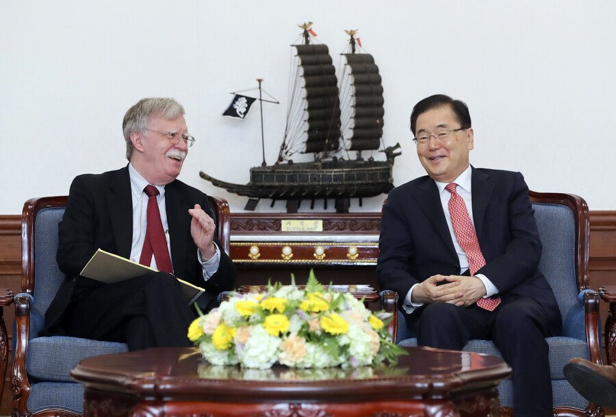 Blue House National Security Director Chung Eui-yong and White House National Security Advisor John Bolton at the Blue House on July 24. (provided by the Blue House)