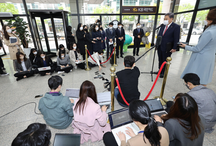 Park Jin, President-elect Yoon Suk-yeol’s nominee for foreign minister, addresses the press outside an office for confirmation preparations in Seoul on April 18. (Yonhap News)