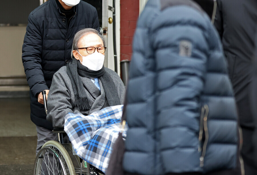 Former President Lee Myung-bak is discharged from Seoul National University Hospital after release from detention for medical care on Feb. 10, 2021. (Yonhap News)