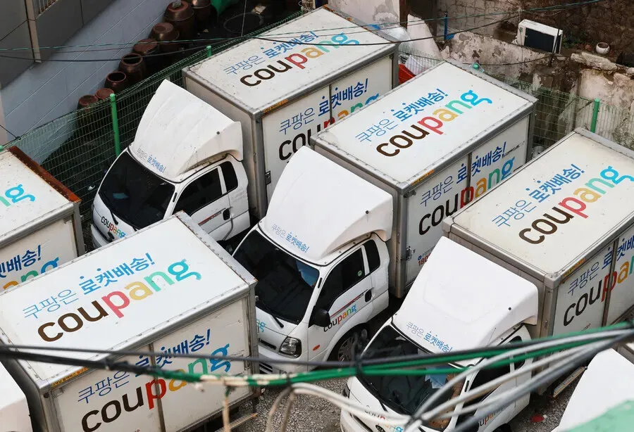 Coupang delivery trucks fill a lot in Seoul. (Yonhap)
