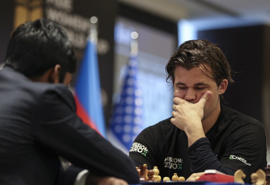 망누스 칼센이 2023년 8월23일 아제르바이잔 바쿠에서 열린 국제체스연맹(FIDE) 체스 월드컵 결승에서 인도의 라메시바부 프라그나난다와 대국하고 있다. EPA 연합뉴스