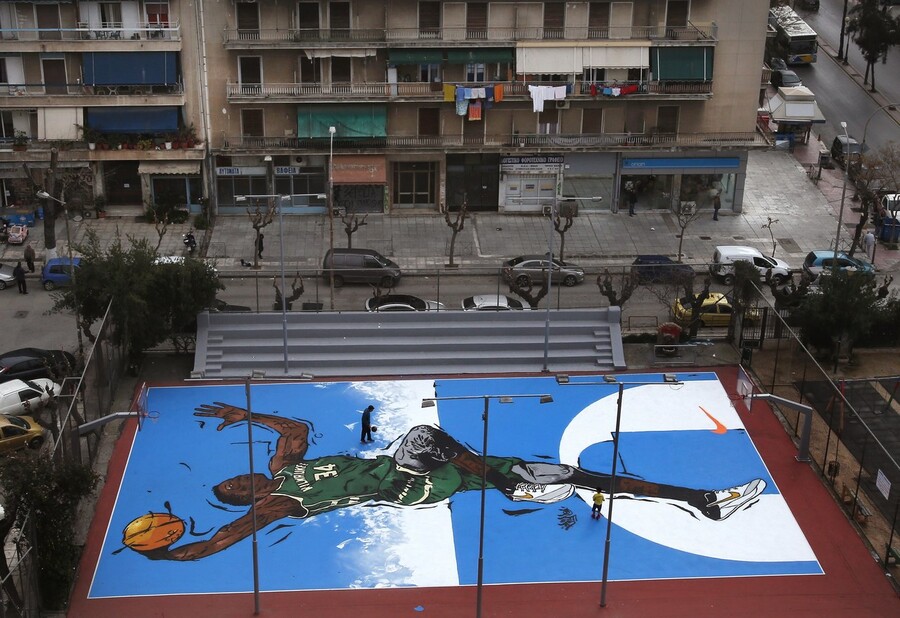 A quadra de basquete Adetokounmpo, onde começou, agora está pintada nas paredes da quadra de basquete em Sepolia, Atenas, Grécia.  ATENAS / EPA
