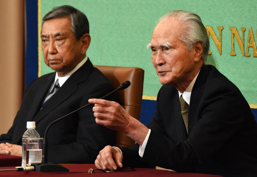 Former Japanese Chief Cabinet Secretary Yohei Kono (left) and former Japanese Prime Minister Tomiichi Murayama. (Tokyo, AFP/Yonhap News)