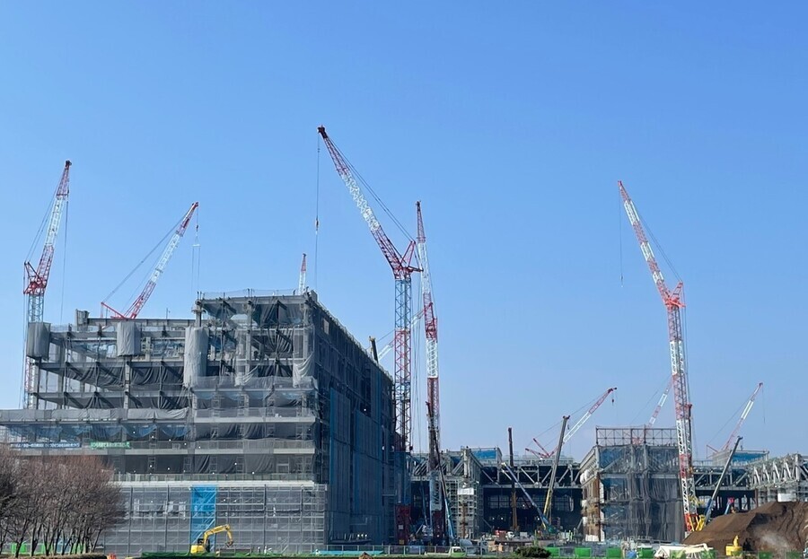 Construction is well underway at the site that will host the TSMC foundry in Kumamoto Prefecture, Japan. (Kim So-youn/The Hankyoreh)