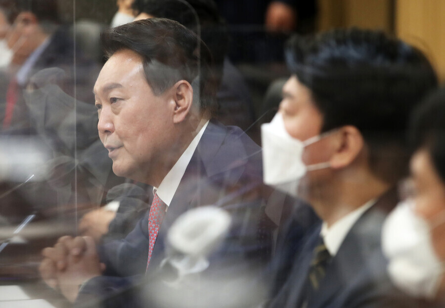 President-elect Yoon Suk-yeol speaks at a plenary meeting of his presidential transition committee held at its office in the Samcheong neighborhood of Seoul on April 4. (pool photo)
