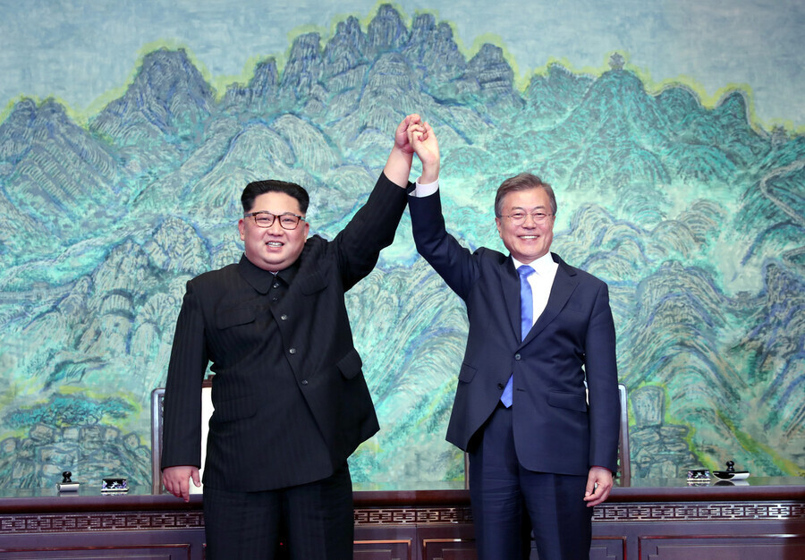 South Korean President Moon Jae-in and North Korean leader Kim Jong-un join hands after signing the Panmunjom Declaration for Peace, Prosperity and Unification of the Korean Peninsula in an inter-Korean summit held at the Peace House in Panmunjom, on the afternoon of Apr. 27, 2018.