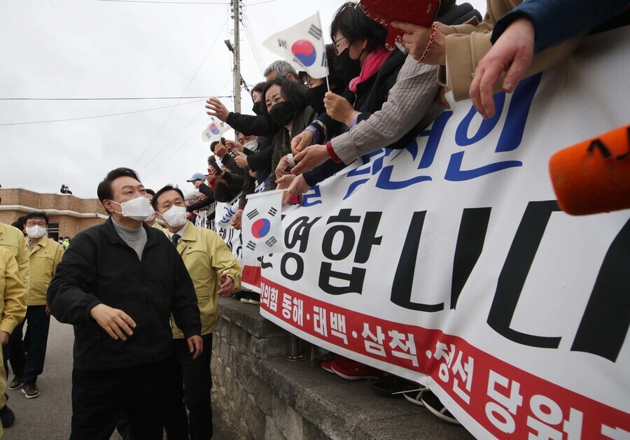 President-elect Yoon Suk-yeol greets residents in the city of Donghae, Gangwon Province, on Tuesday. Donghae is one of the areas that was affected by the wildfires that blazed along the country’s eastern coast earlier this month. (pool photo)