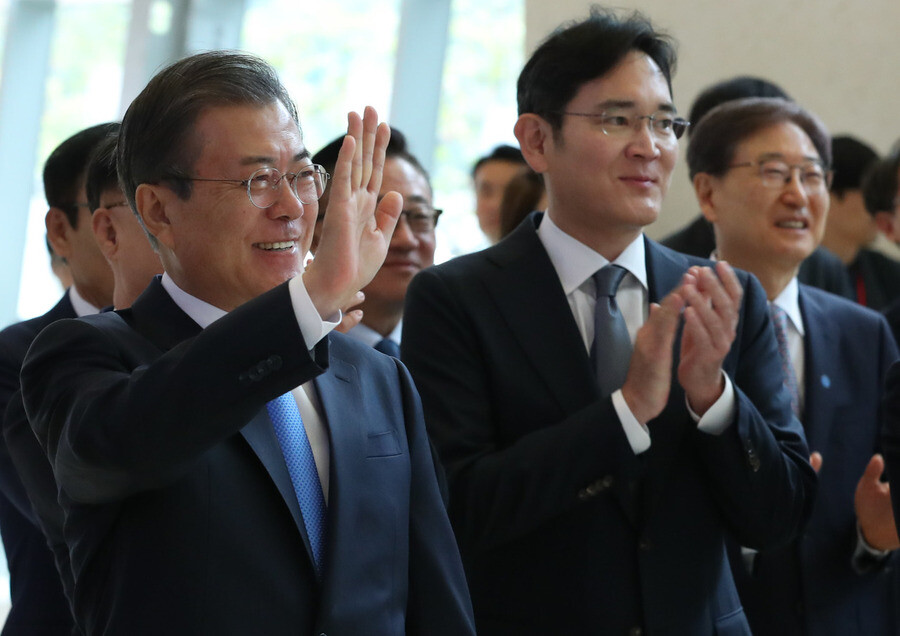 South Korean President Moon Jae-in (left) and Samsung Electronics Vice Chairman Lee Jae-yong attend a signing ceremony for an agreement for new investment and symbiotic cooperation at a Samsung Display factory in Asan