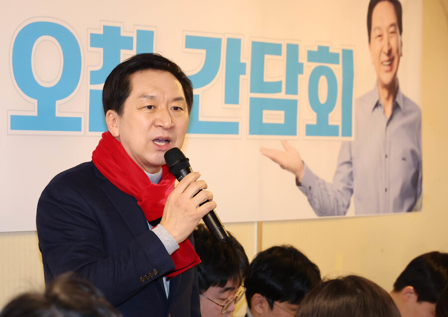 국민의힘 당권주자인 김기현 의원이 24일 서울 여의도 한 식당에서 열린 ‘연포탕' 기자 간담회에서 발언하고 있다. 연합뉴스