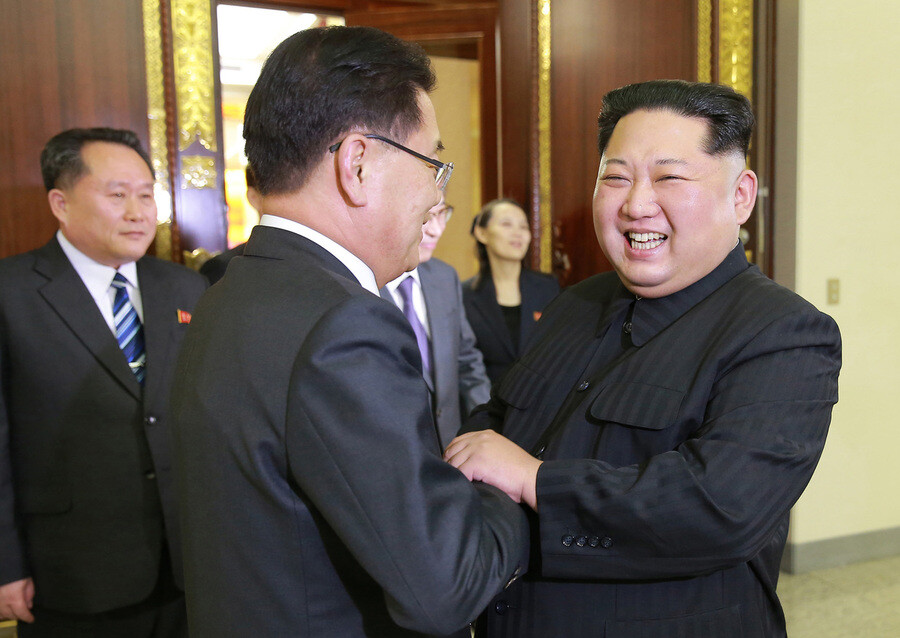 North Korean leader Kim Jong-un smiles as he meets South Korean special envoy Chung Eui-yong in Pyongyang on Mar. 5. (provided by Blue House)