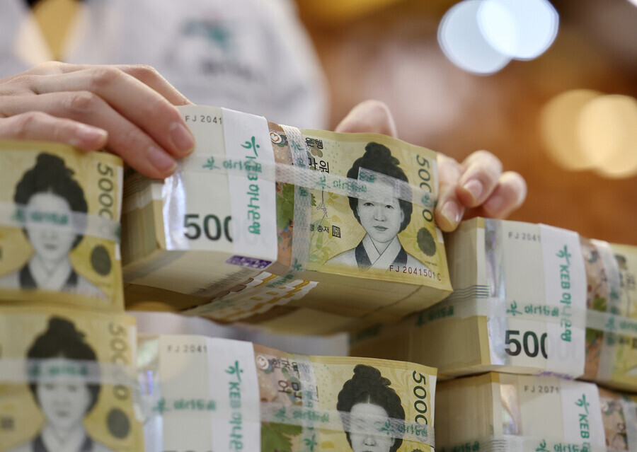 예·적금에 돈 몰렸다…시중 통화량 1년째 증가